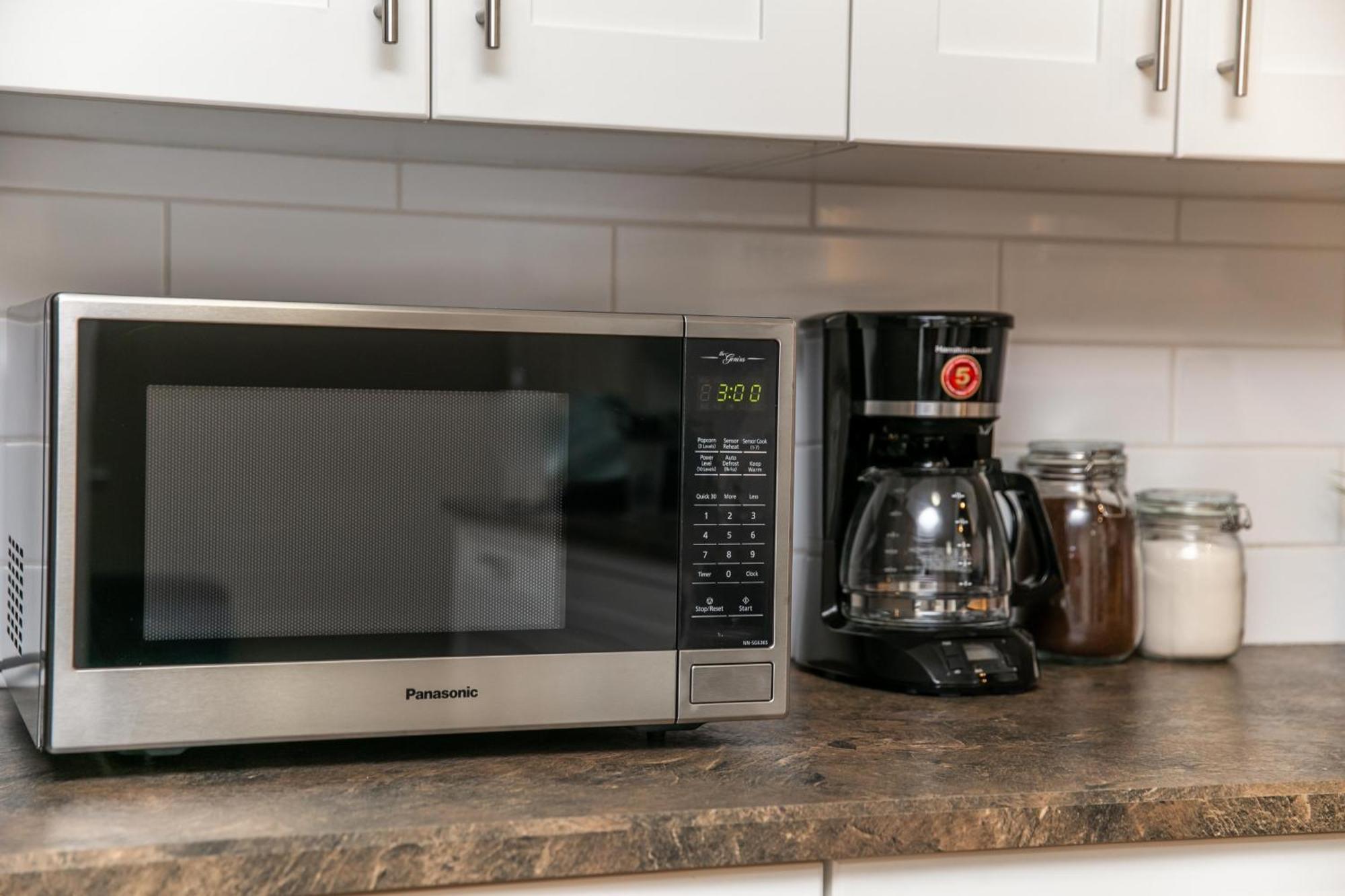 Executive Home - Long Stays Welcome - Garage Parking - Free Wifi & Netflix Edmonton Room photo
